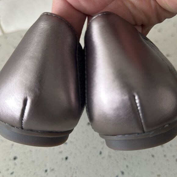 Vionic Silver Flats with Bow Detail - Picture 12 of 12